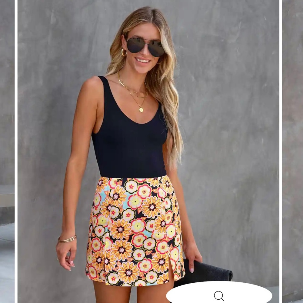 Floral mini skirt. Size medium. NWT